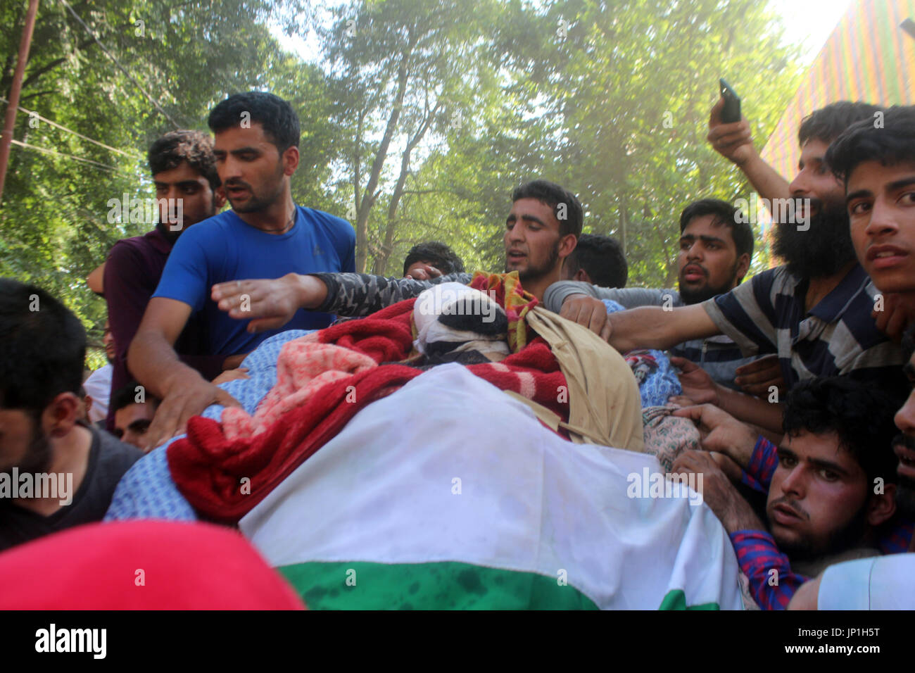 Anantnag, Indien. 30. Juli 2017. Menschen umgeben in der Nähe der Leiche des getöteten Kashmiri Rebel Shabir Ahmad Mir @ Zeeshan während einer Beerdigung an Mahind Bijbehara Dorf Anantnag District, 68 Km von Srinagar, wurde Mir zusammen mit einer anderen Mitarbeiterin Shakir Ah in eine Schießerei mit den Kräften in Tahab Pulwama getötet. Bildnachweis: Muneeb Ul Islam/Pacific Press/Alamy Live-Nachrichten Stockfoto