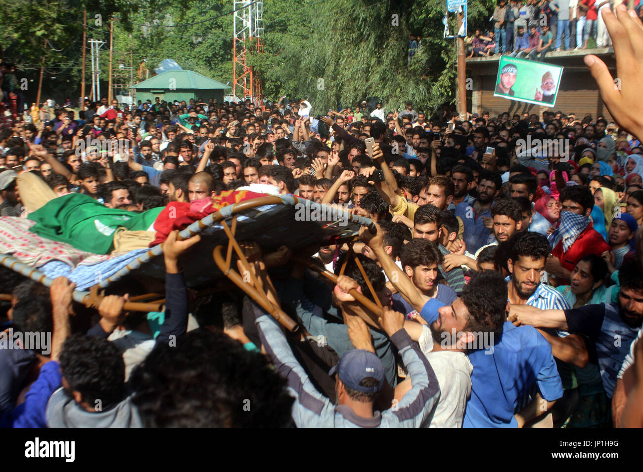 Anantnag, Indien. 30. Juli 2017. Kashmiri Dorfbewohner tragen Leiche des getöteten Kashmiri Rebel Shabir Ahmad Mir @ Zeeshan während einer Beerdigung an Mahind Bijbehara Dorf Anantnag District, 68 Km von Srinagar, wurde Mir zusammen mit einer anderen Mitarbeiterin Shakir Ah in eine Schießerei mit den Kräften in Tahab Pulwama getötet. Bildnachweis: Muneeb Ul Islam/Pacific Press/Alamy Live-Nachrichten Stockfoto