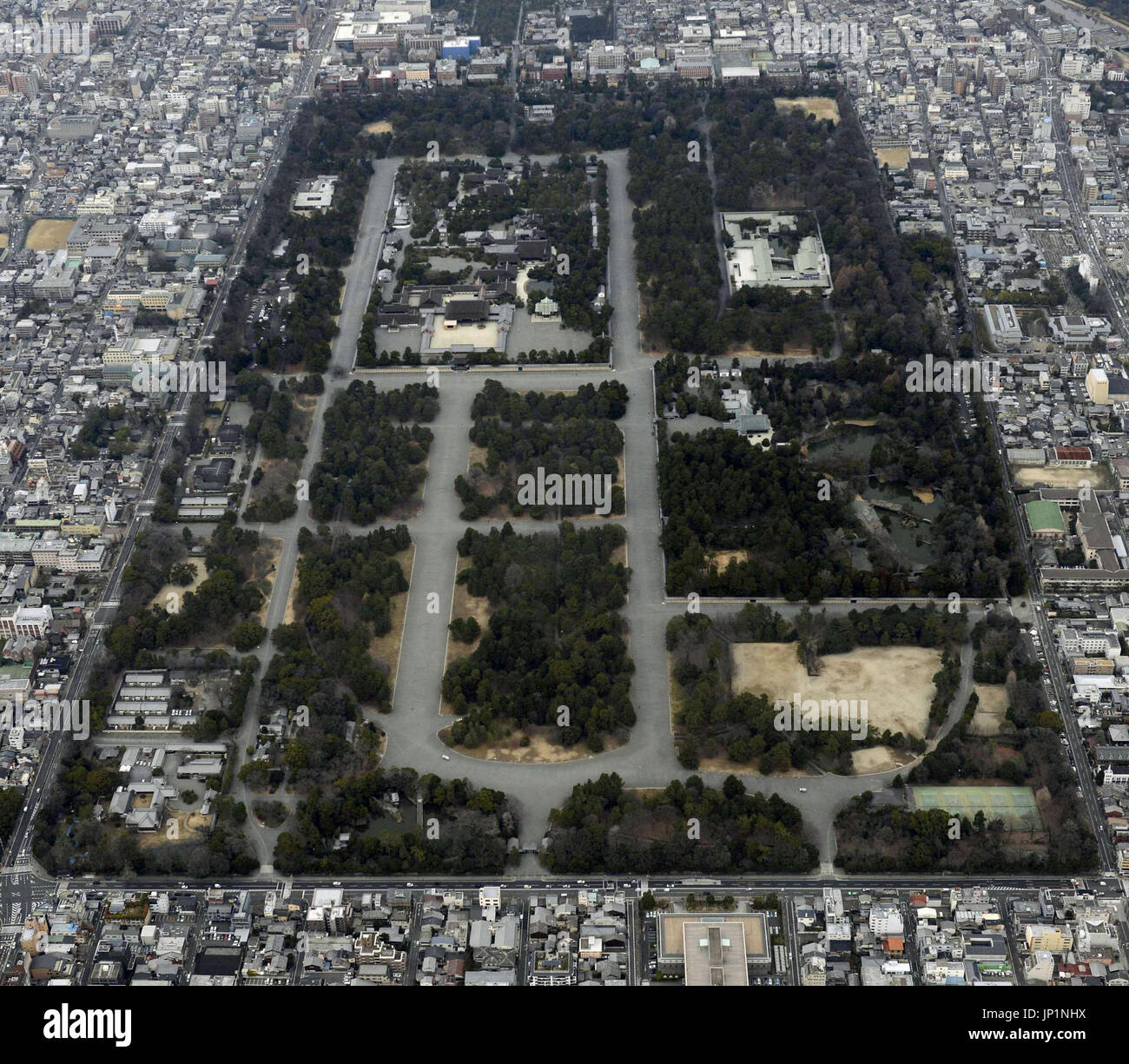 OSAKA, Japan - Datei Foto aufgenommen im Januar 2013 zeigt Kyoto-Gyōen in der Stadt Kyoto. Kyoto Präfektur Regierungsbeamte 29. Januar 2014 sagte, dass der Park eine Basis für die Self-Defense Forces, Polizei und Feuerwehr Dienste im Falle von Naturkatastrophen erklärt wird. Das Kyoto Imperial Palace (obere L im Park) und das Kyoto-State Guest House (obere R im Park) sind ausgenommen aus dem Plan. Der Palast war die Hauptresidenz der kaiserlichen bis Kaiser Meiji in Tokio im Jahr 1869 verlagert. (Kyodo) Stockfoto