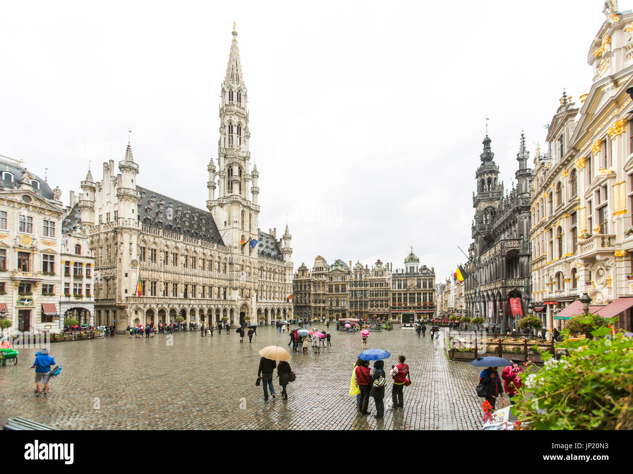 Brüssel, Belgien - 13. Oktober 2013: Rathaus (links) und des Königs Haus (rechts) Grande Place Brüssel im Regen. Stockfoto