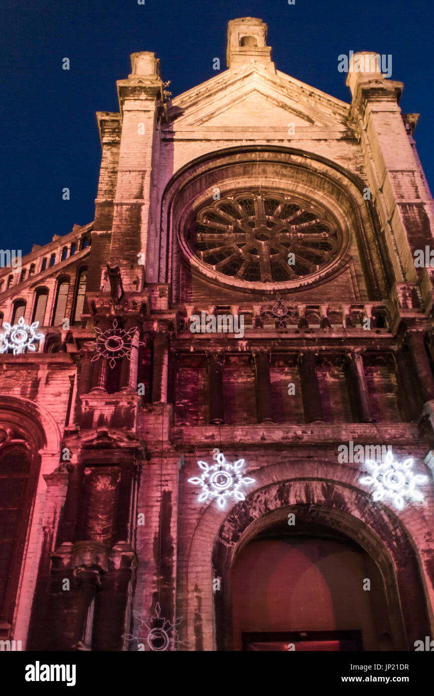 Brüssel, Belgien - 8. Dezember 2013: Weihnachtsbeleuchtung an der Kirche Sainte-Catherine in Brüssel, Belgien Stockfoto