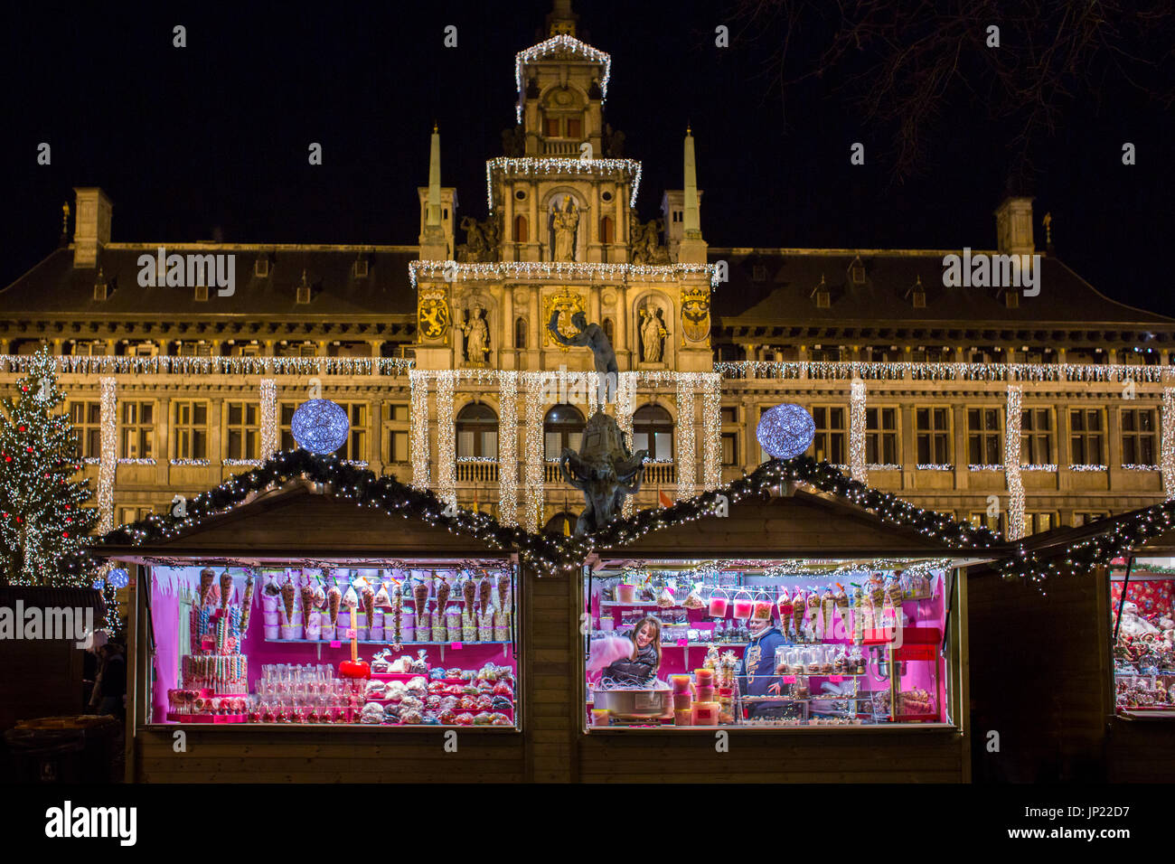 Antwerpen, Belgien - 13. Dezember 2013: Weihnachtsmarkt Stände und Dekorationen auf dem Hauptplatz, Antwerpen mit Flutlicht Rathaus hinter. Stockfoto