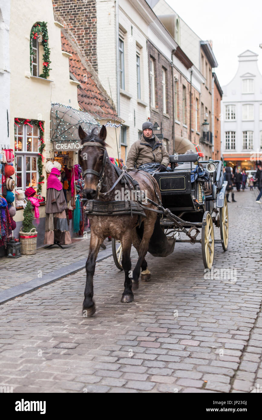 Brügge, Belgien - 15. Dezember 2013: Pferd und Wagen Rundgang durch die historische Abteilung von Brügge, Belgien in der Weihnachtszeit. Stockfoto