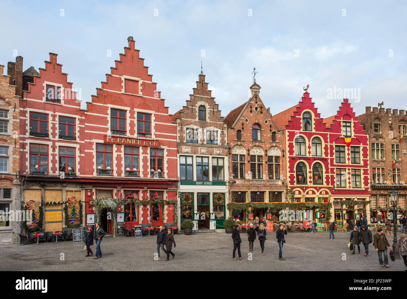 Brügge, Belgien-15. Dezember 2013: Zunfthäuser, jetzt Geschäfte und Restaurants auf dem Markt für Weihnachten dekoriert Stockfoto