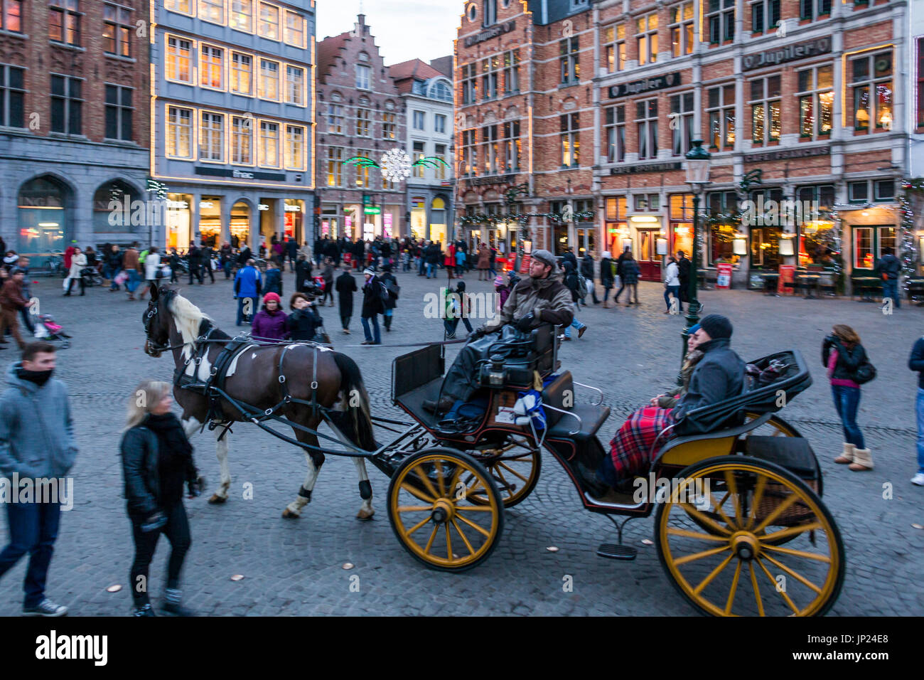 Brügge, Belgien-15. Dezember 2013: Zunfthäuser, jetzt Geschäfte und Restaurants auf dem Markt für Weihnachten dekoriert Stockfoto