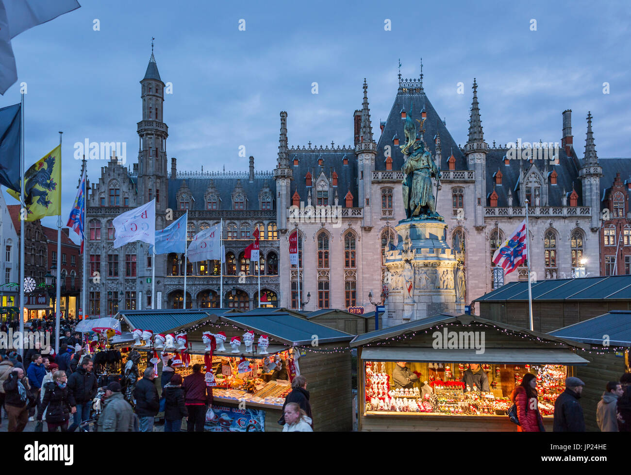 Brügge, Belgien-15. Dezember 2013: Marktstände in Hauptplatz, Brügge, mit Museum und Rathaus hinter, für Weihnachten dekoriert Stockfoto