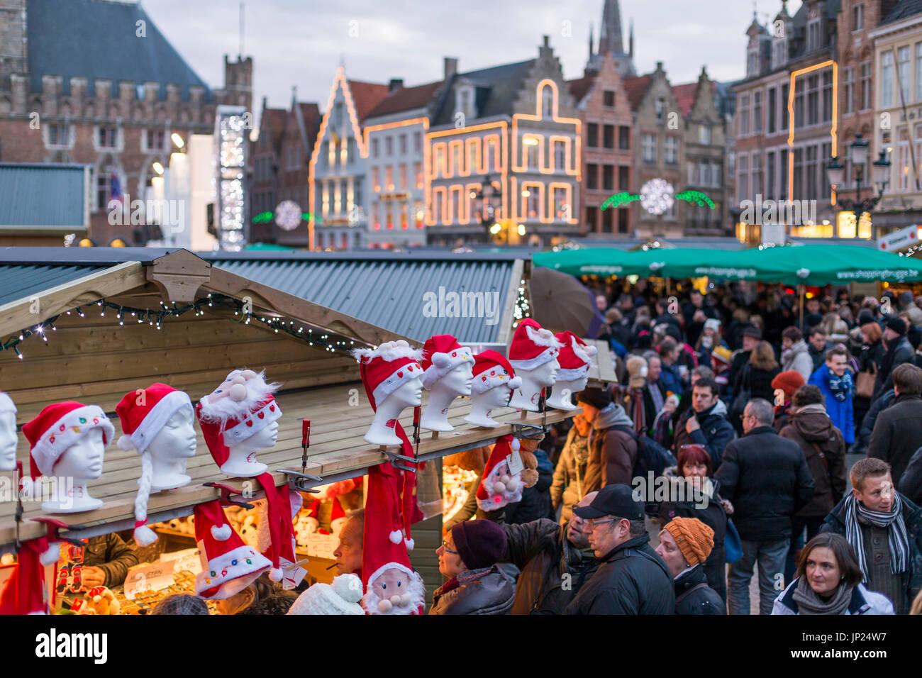 Brügge, Belgien - 15. Dezember 2013: Menschenmassen auf dem Weihnachtsmarkt auf dem Hauptplatz in Brügge, Belgien. Stockfoto