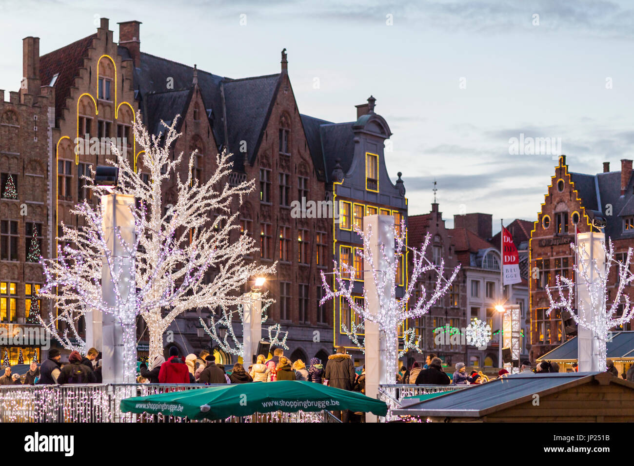 Brügge, Belgien - 15. Dezember 2013: Andrang an der Weihnachten Markt und Eis-Eisbahn auf dem Hauptplatz in Brügge, Belgien. Stockfoto
