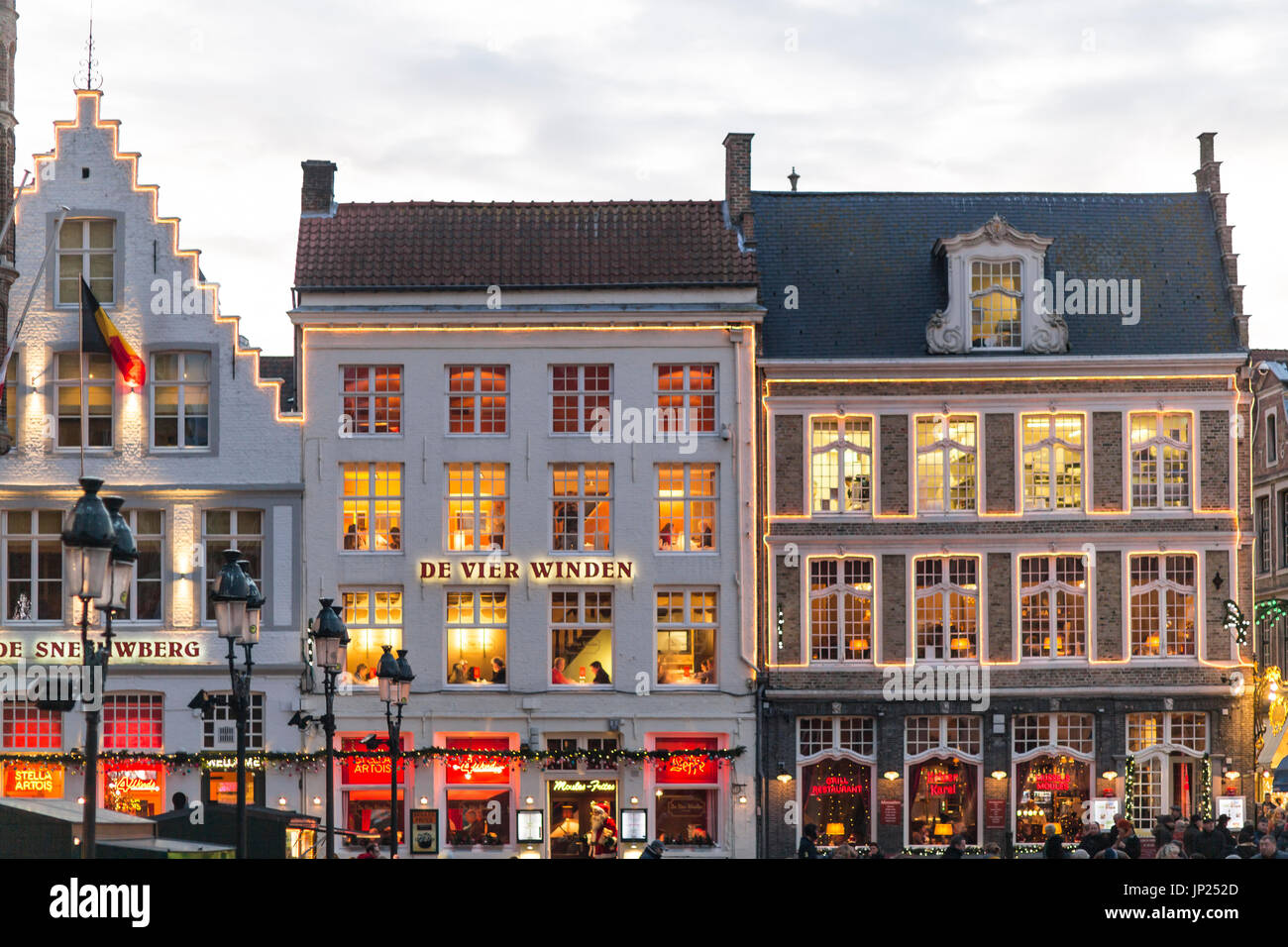 Brügge, Belgien-15. Dezember 2013: Zunfthäuser, jetzt Geschäfte und Restaurants auf dem Markt für Weihnachten dekoriert Stockfoto