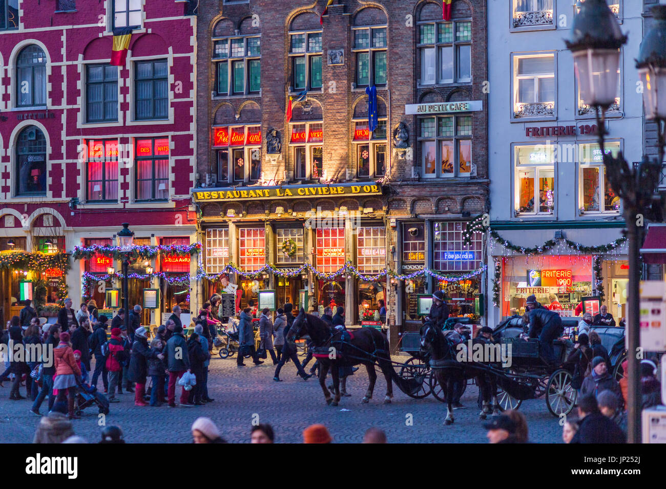 Brügge, Belgien-15. Dezember 2013: Zunfthäuser, jetzt Geschäfte und Restaurants auf dem Markt für Weihnachten dekoriert Stockfoto