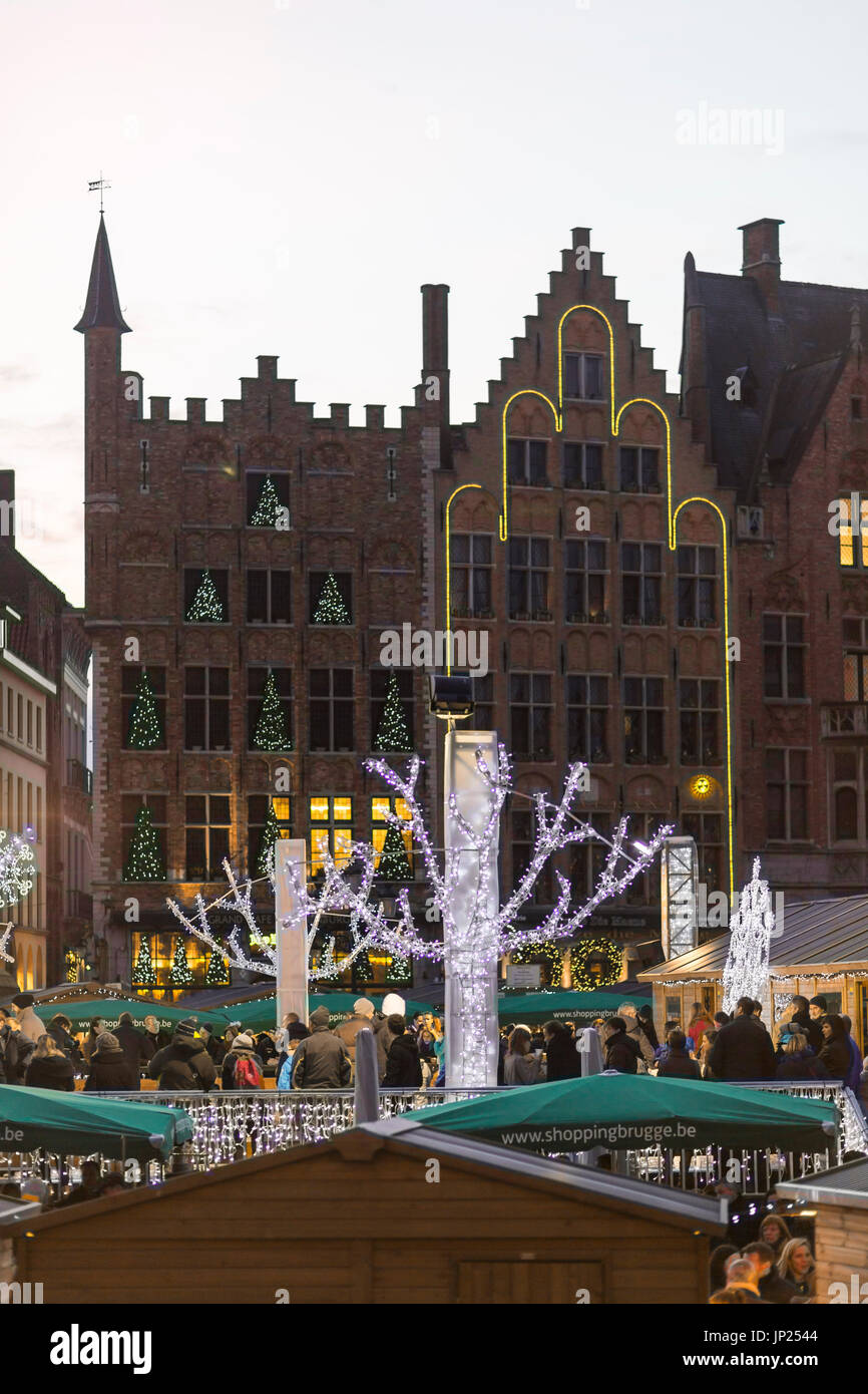 Brügge, Belgien - 15. Dezember 2013: Andrang an der Weihnachten Markt und Eis-Eisbahn auf dem Hauptplatz in Brügge, Belgien. Stockfoto