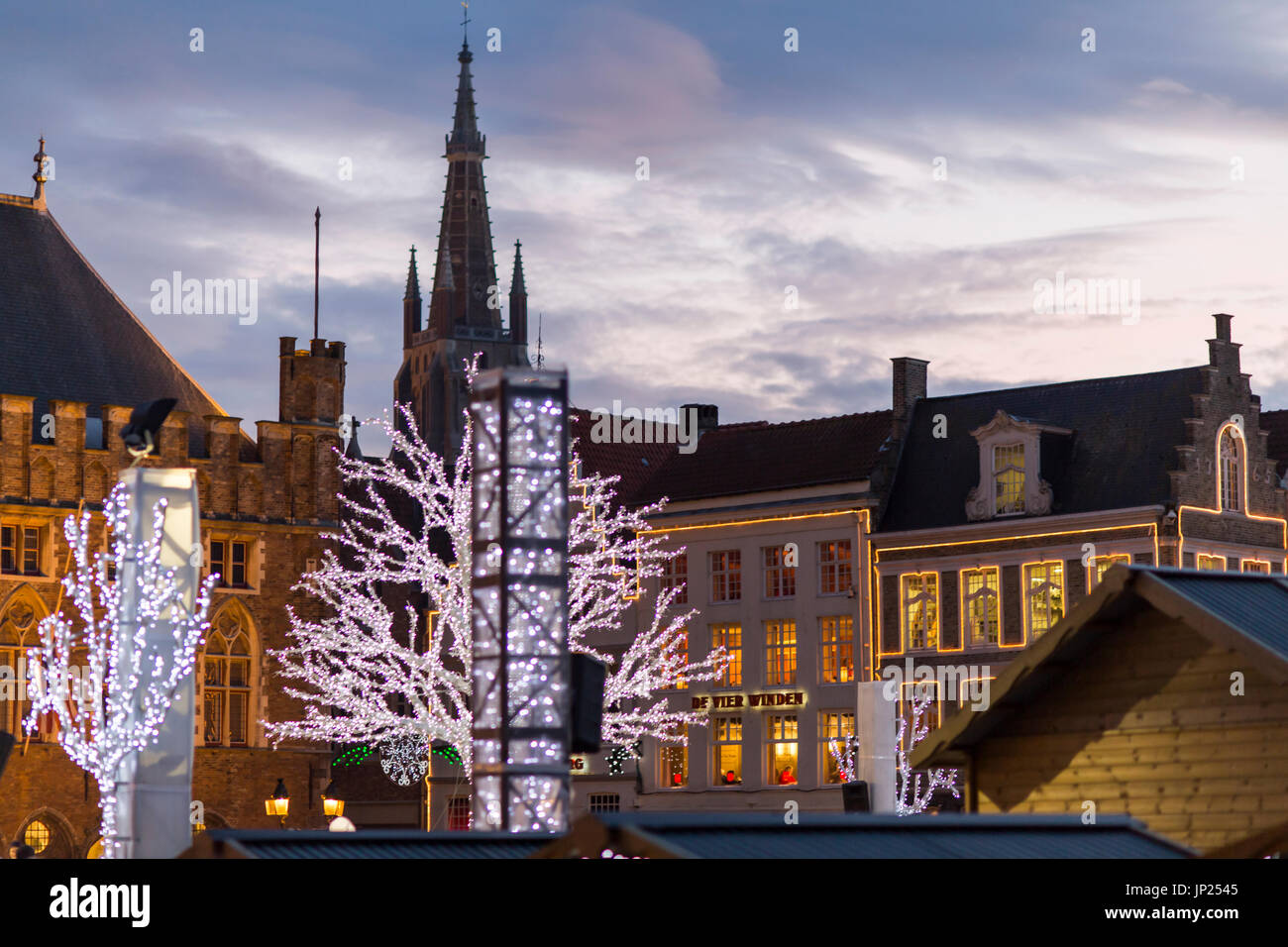 Brügge, Belgien - 15. Dezember 2013: Weihnachten Markt und Eis Eisbahn auf dem Hauptplatz in Brügge, Belgien. Stockfoto