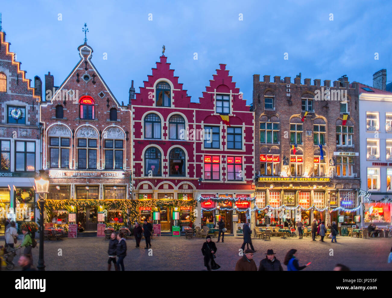 Brügge, Belgien-15. Dezember 2013: Zunfthäuser, jetzt Geschäfte und Restaurants auf dem Markt für Weihnachten dekoriert Stockfoto