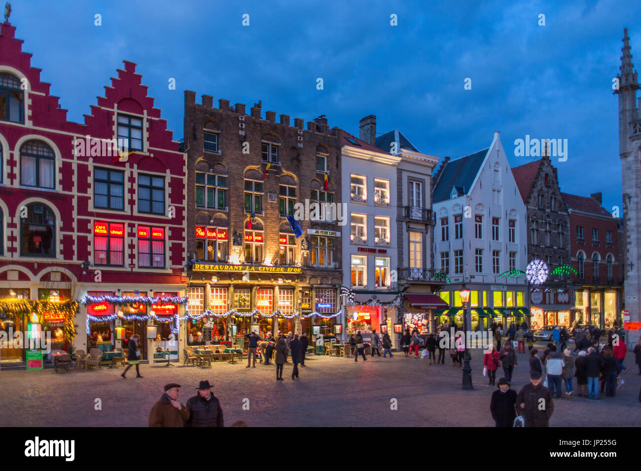 Brügge, Belgien-15. Dezember 2013: Zunfthäuser, jetzt Geschäfte und Restaurants auf dem Markt für Weihnachten dekoriert Stockfoto