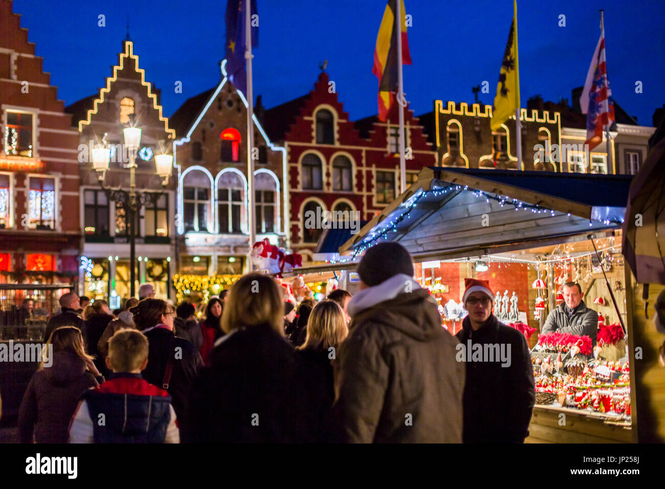 Brügge, Belgien - 15. Dezember 2013: Weihnachtsmarkt-Ständen auf dem Hauptplatz in Brügge, Belgien. Stockfoto