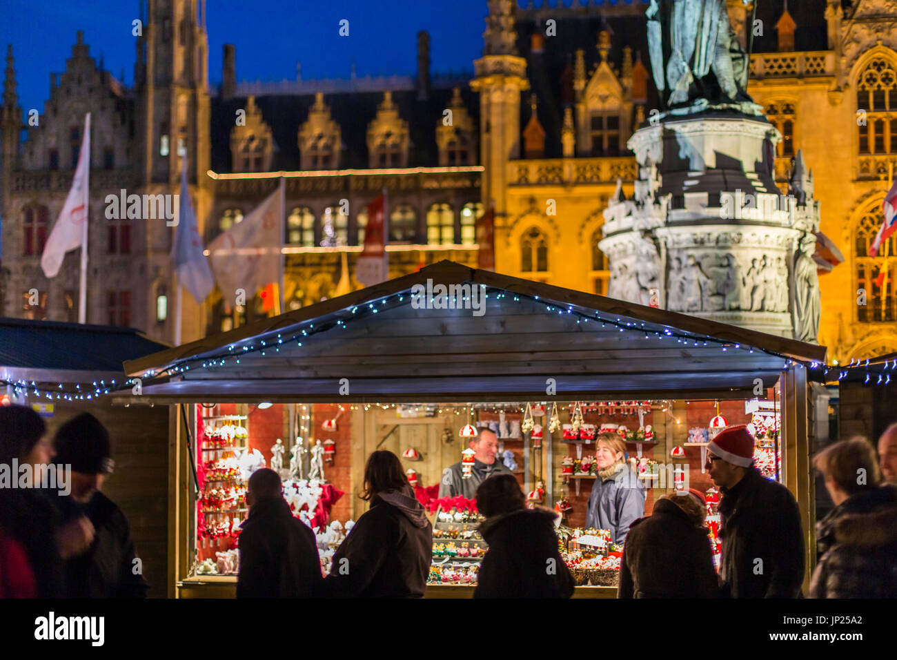 Brügge, Belgien - 15. Dezember 2013: Weihnachten stand auf dem Weihnachtsmarkt in Brügge, Belgien. Stockfoto