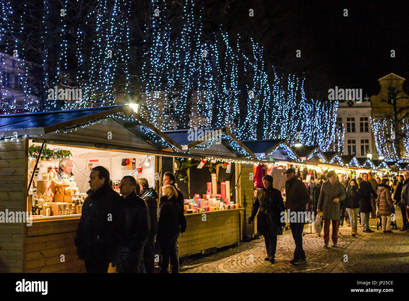 Brügge, Belgien - 15. Dezember 2013: Menschenmengen besucht den Weihnachtsmarkt auf dem Hauptplatz in Brügge, Belgien. Stockfoto