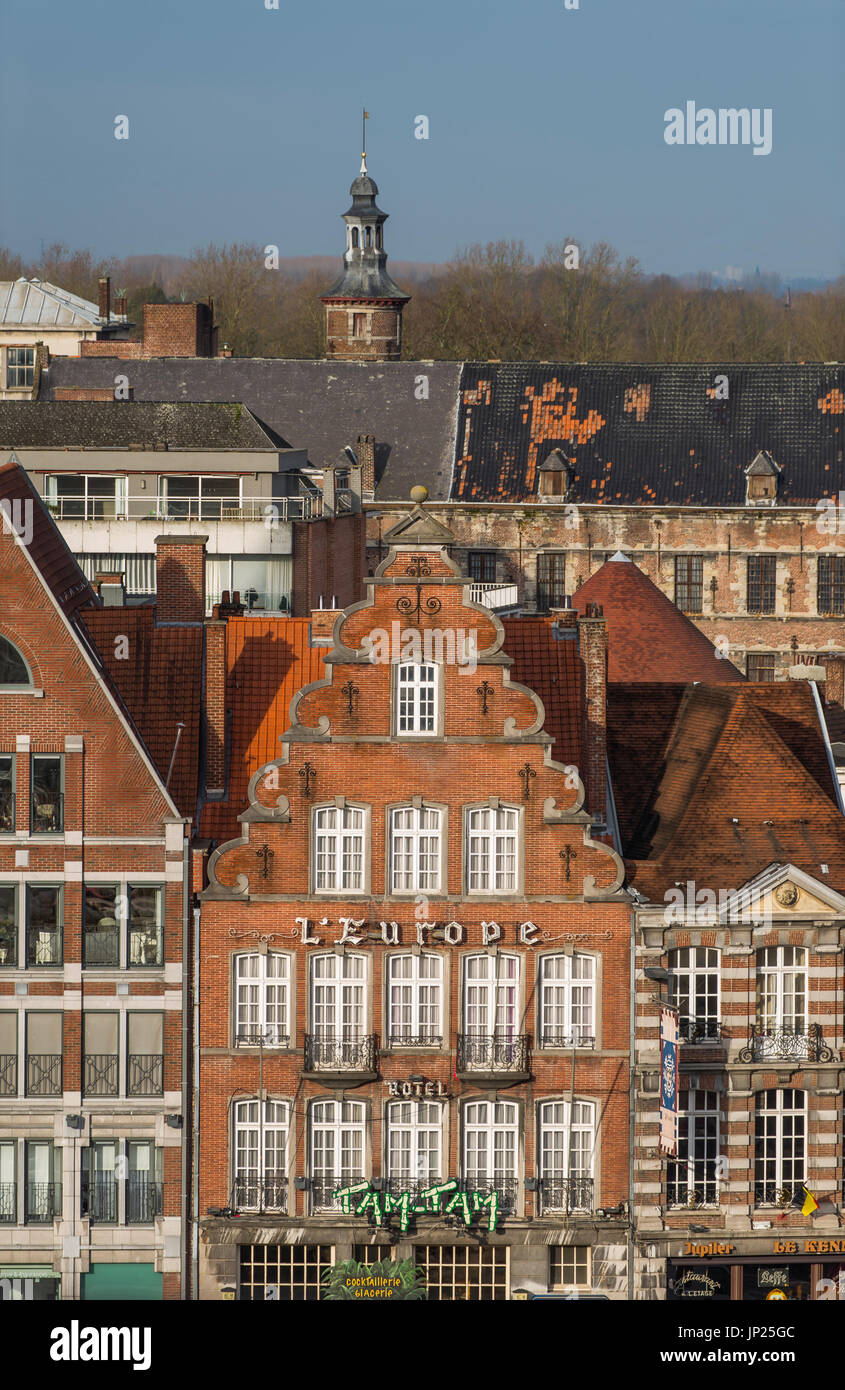 Tournai, Flandern, Belgien - 18. Januar 2014: Alte Gebäude auf dem Hauptplatz von Tournai, Belgien, gesehen von der Spitze des Glockenturms. Stockfoto