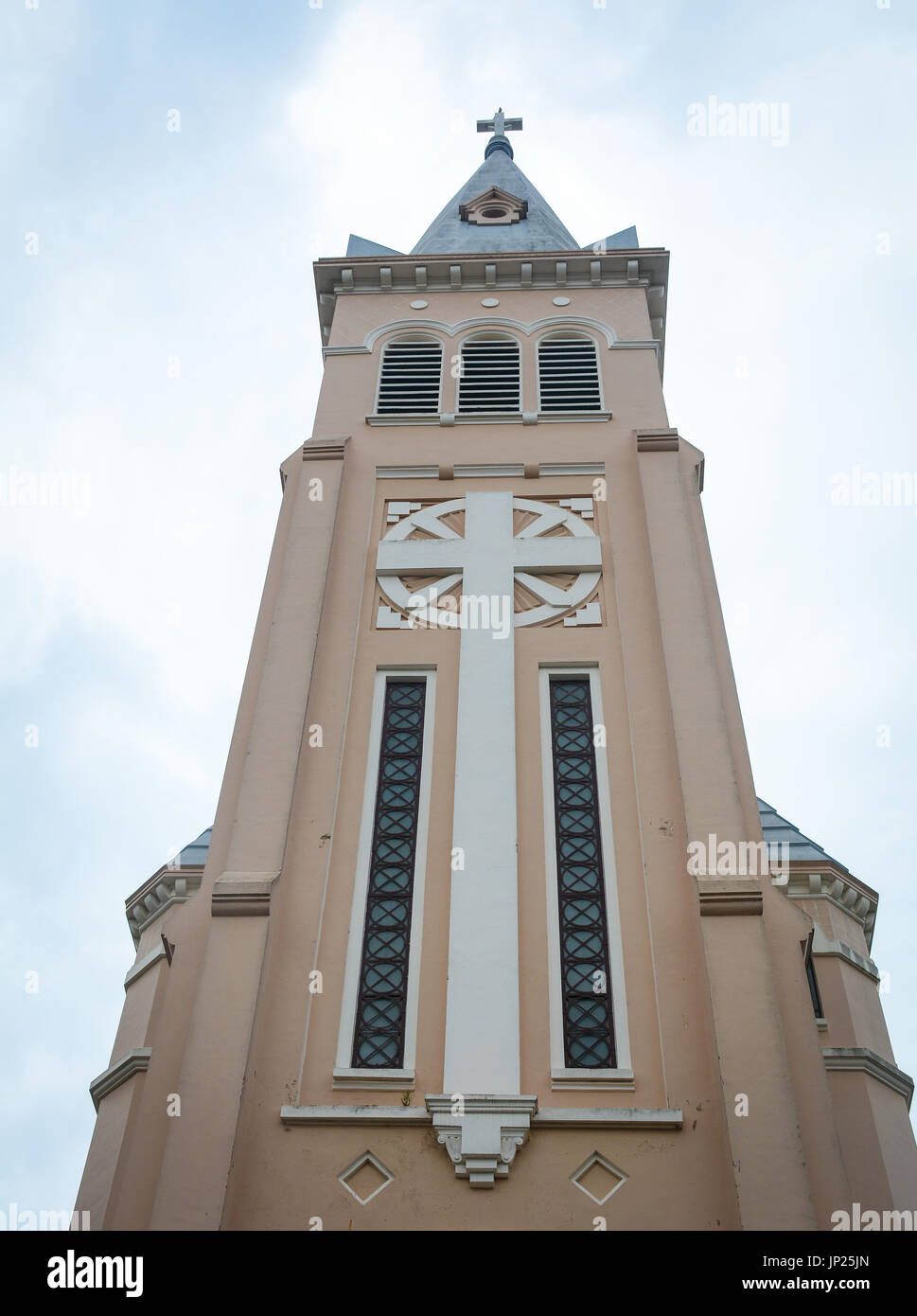 Ansicht des Nikolaus von Bari-Kathedrale (Kirche von Huhn) in Dalat, Vietnam. Da Lat liegt auf dem Langbian-Plateau in den südlichen Teilen der Centr Stockfoto