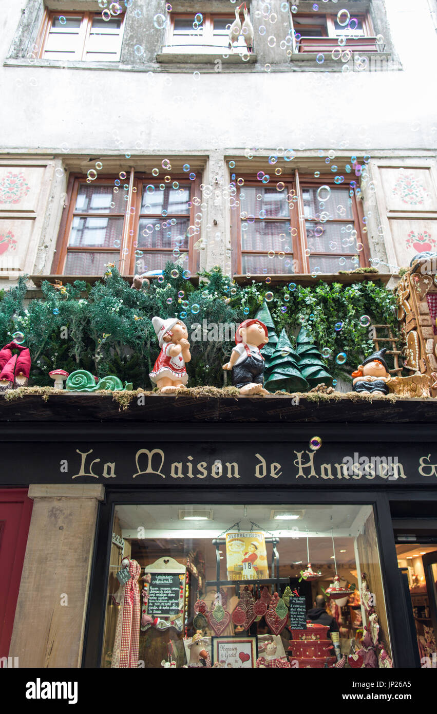 Straßburg, Elsass, Frankreich - 3. Mai 2014: Schaufenster der Geschenk-Shop La Maison de Hanssen & Gretel in Straßburg, Frankreich Stockfoto