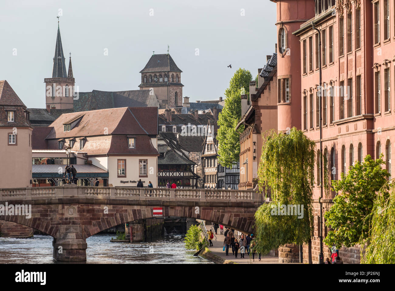 Straßburg, Elsass, Frankreich - 3. Mai 2014: Saint-Martin-Brücke über dem Fluss Ill in Straßburg, Frankreich Stockfoto