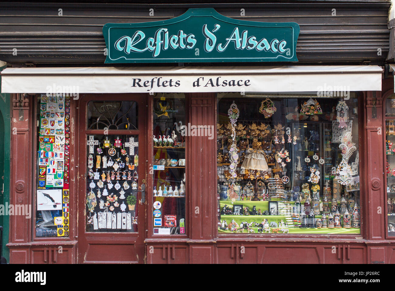 Straßburg, Elsass, Frankreich - 3. Mai 2014: Souvenir-Shop in der Rue Merciere in der Nähe der Kathedrale in Straßburg, Frankreich Stockfoto