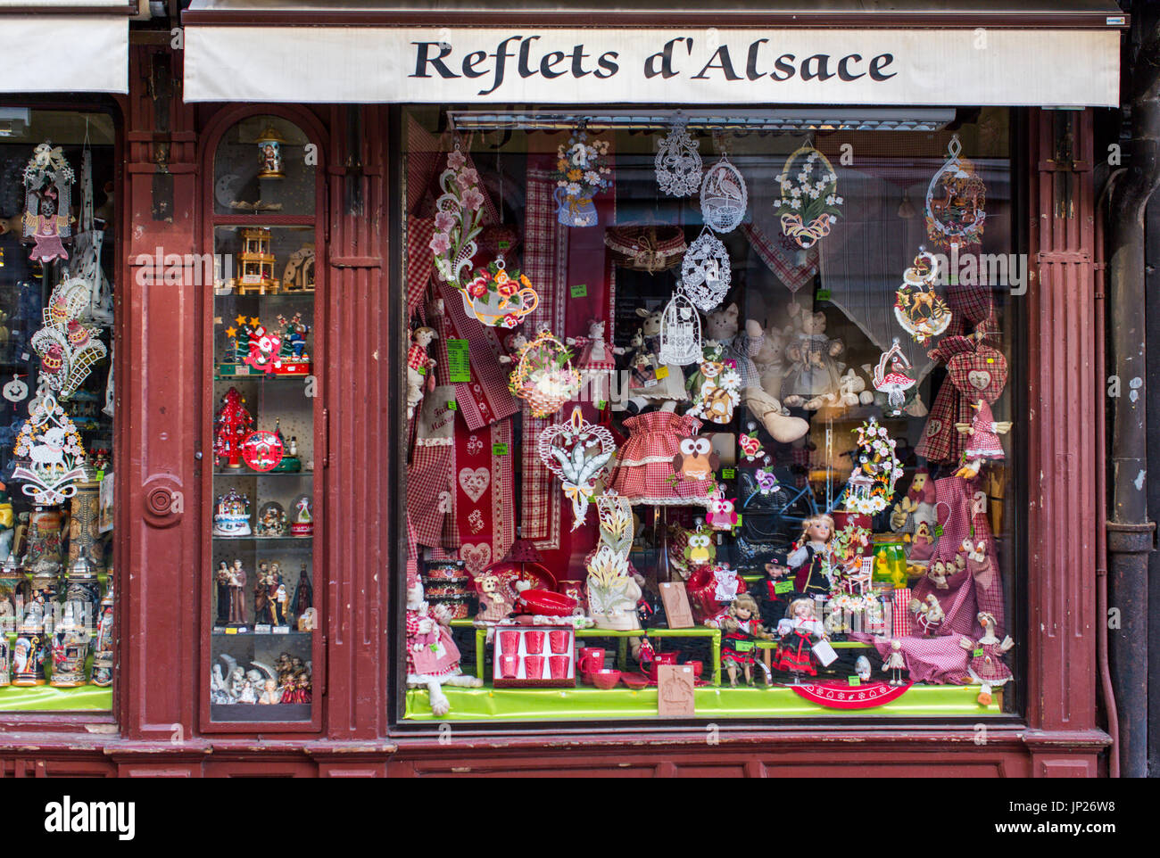 Straßburg, Elsass, Frankreich - 3. Mai 2014: Souvenir-Shop in der Rue Merciere in der Nähe der Kathedrale in Straßburg, Frankreich Stockfoto