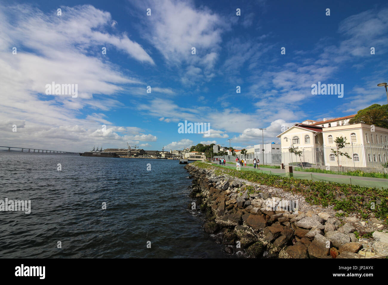 Blick auf die Guanabara-Bucht und Rio-Niterói-Brücke an einem sonnigen Tag im Winter Carioca. Obwohl verschmutzt, sind die Gewässer der Guanabara-Bucht von großer Stockfoto