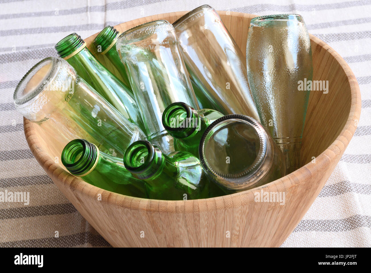 Holz- Whirlpool von gemischten Grünen und klare leere Flaschen Stockfoto