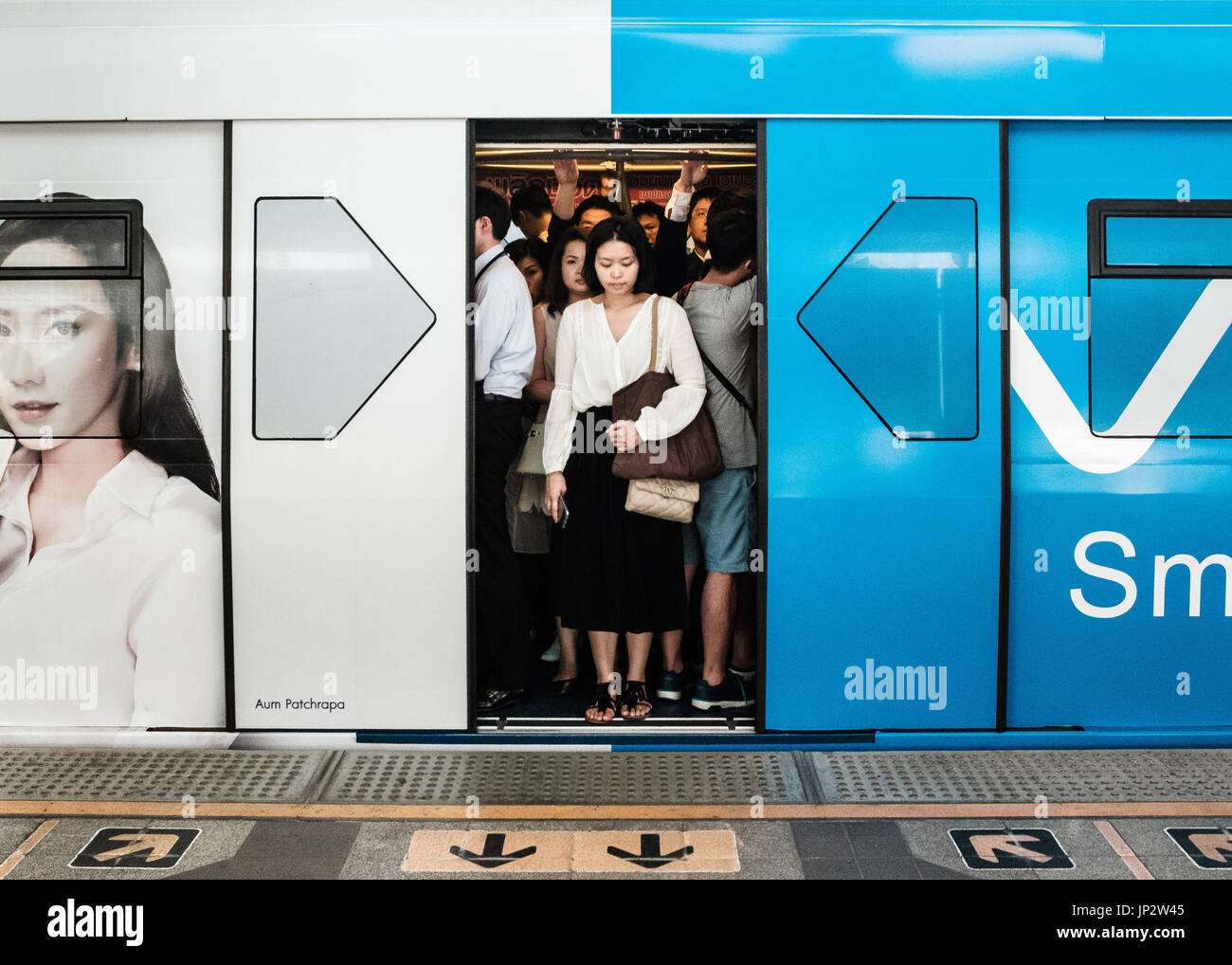 Türen schließen auf Skytrain (BTS), in Bangkok. Stockfoto
