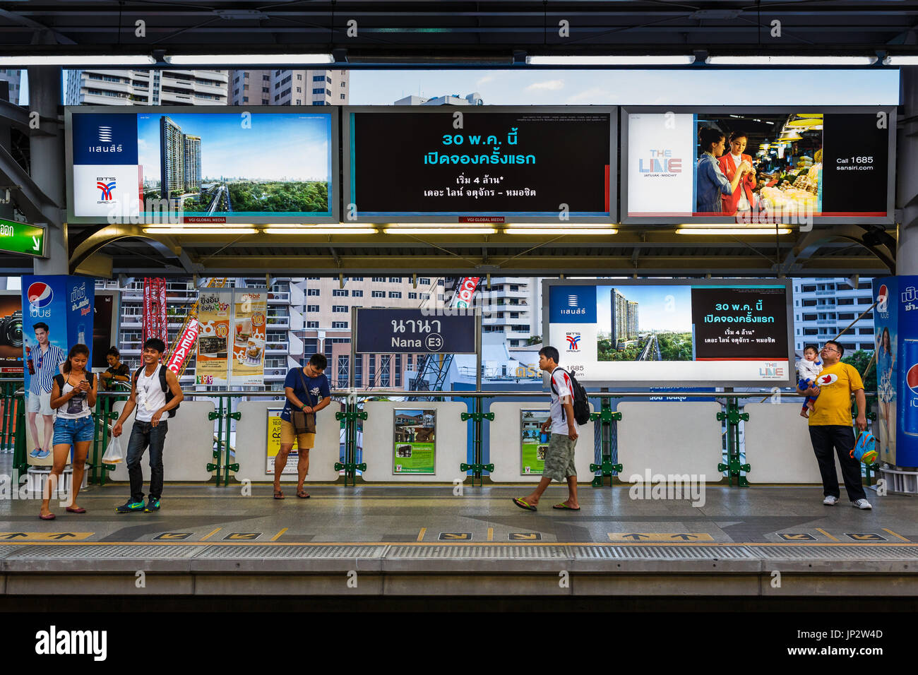 Leute für den Skytrain (BTS auf Nana Station in Bangkok, Thailand. Stockfoto