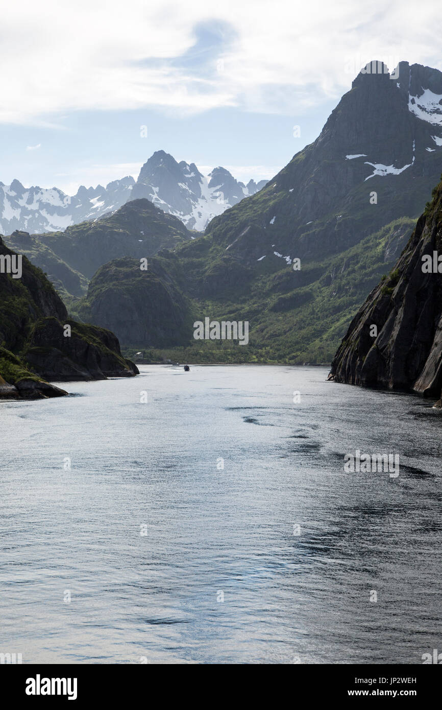 Steilen einseitige glazialen Mulde Fjord gezackten Berggipfel, Trollfjord, Lofoten-Inseln, Nordland, Nord, Norwegen Stockfoto