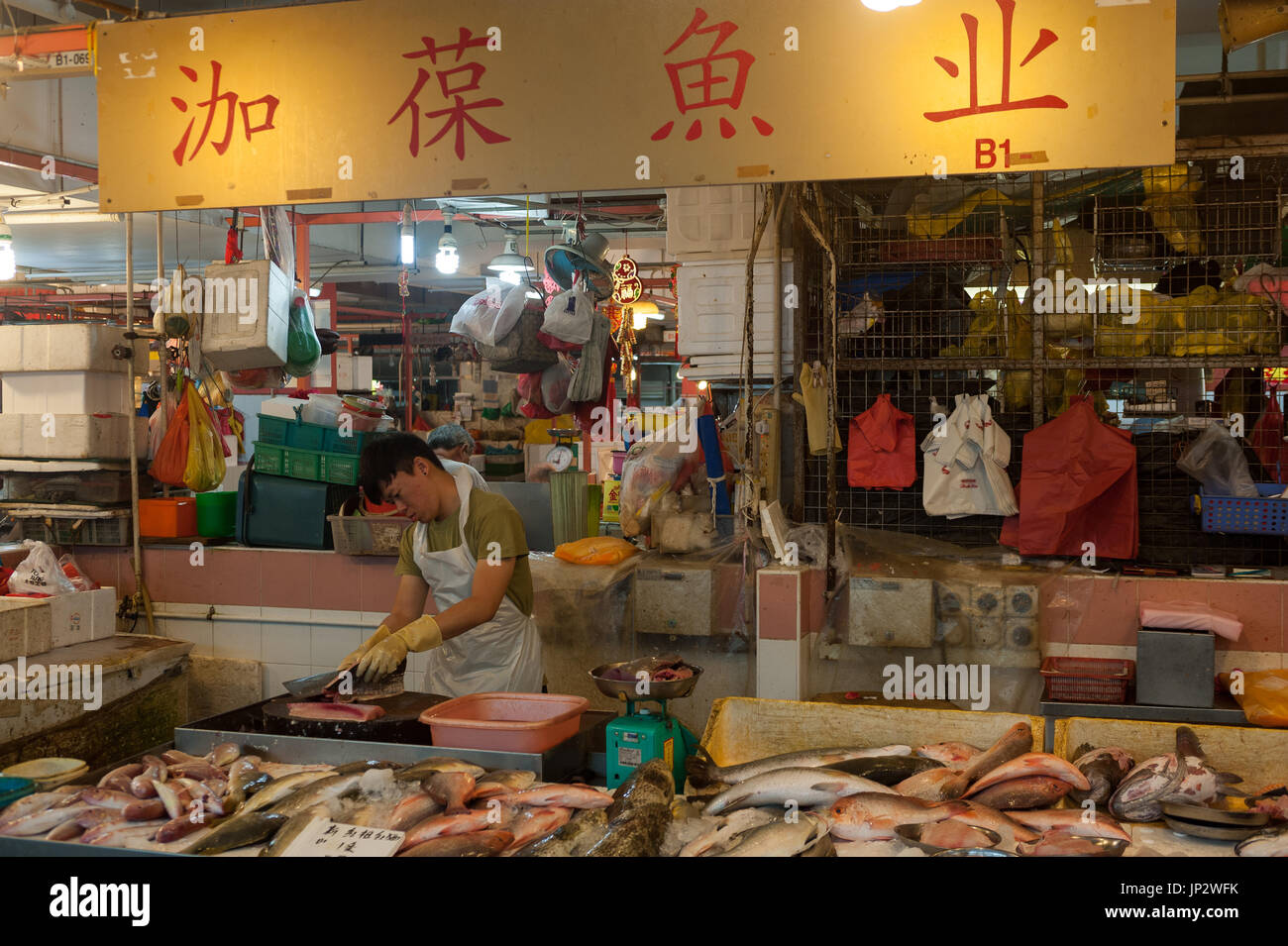 27.07.2017, Singapur, Republik Singapur, Asien - ein Fischhändler auf dem Chinatown nassen Markt. Stockfoto