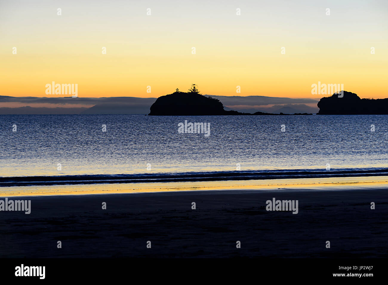 Strand bei Sonnenaufgang, Cape Hillsborough, Queensland, Queensland, Australien Stockfoto