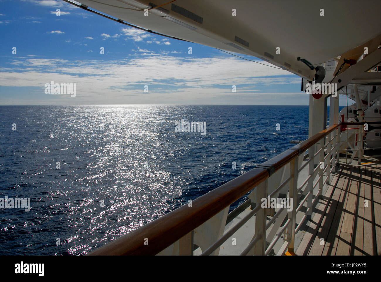 Das offene Meer vom Deck des Kreuzfahrtschiffes Stockfoto