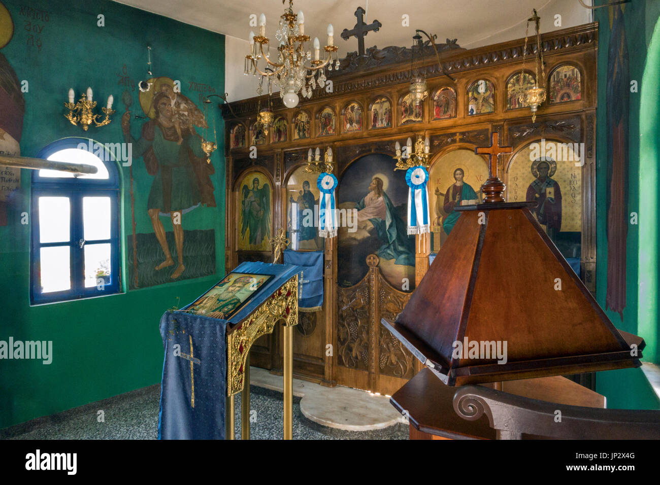 Innenraum der kleinen Kirche in Potami, Insel Samos, Griechenland Stockfoto