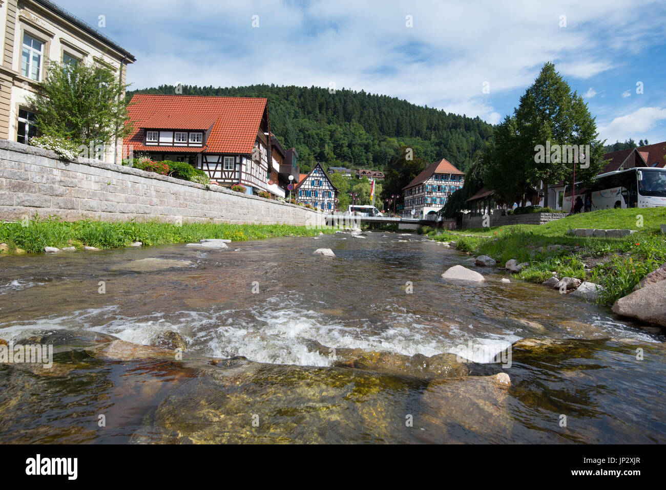Flusses Kinzig im mittelalterlichen Dorf von Schiltach im Schwarzwald Stockfoto