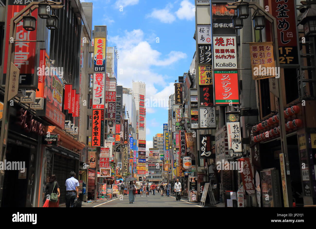 Menschen besuchen Rotlicht-Bezirk Shinjuku Kabukicho in Tokio. Stockfoto