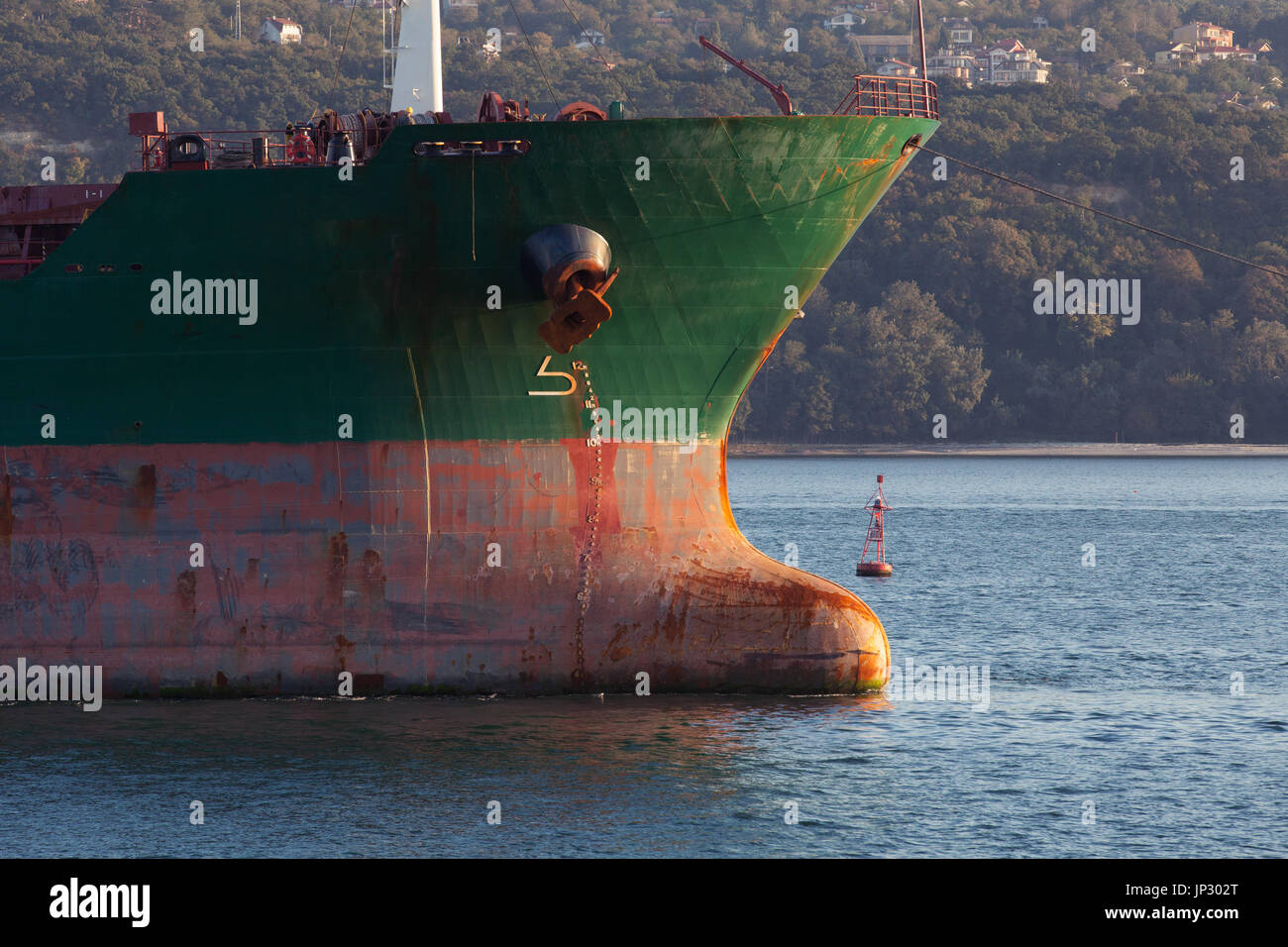 Grüner Bogen mit roter Wasserlinie von großen industriellen Frachtschiff Stockfoto