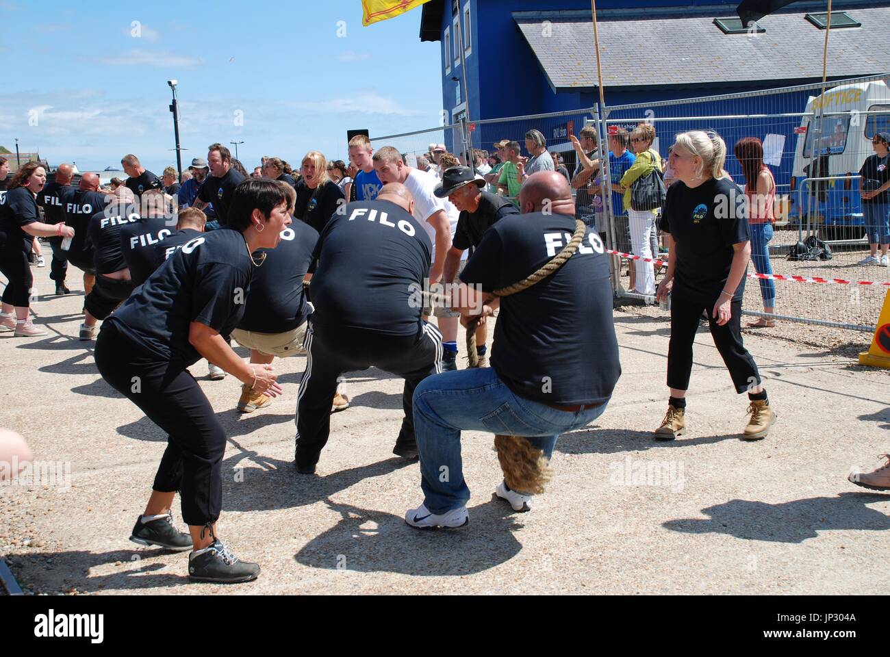 Pub Mannschaften nehmen an einem Tauziehen Wettbewerb während der jährlichen Altstadt Karneval an der Küste von Hastings in East Sussex, England am 30. Juli 2011. Stockfoto