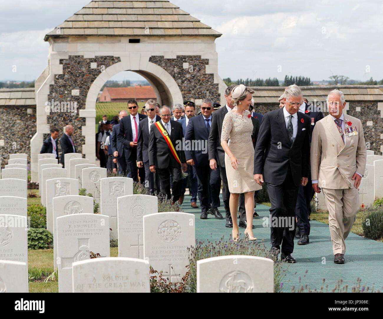 Belgiens König Philippe und Königin Mathilde, des Prinzen von Wales und der Herzog und die Herzogin von Cambridge angekommen Tyne Cot Commonwealth War Graves Cemetery in Ypern, Belgien, für Gedenkfeiern anlässlich die Hundertjahrfeier von Passchendaele. Stockfoto