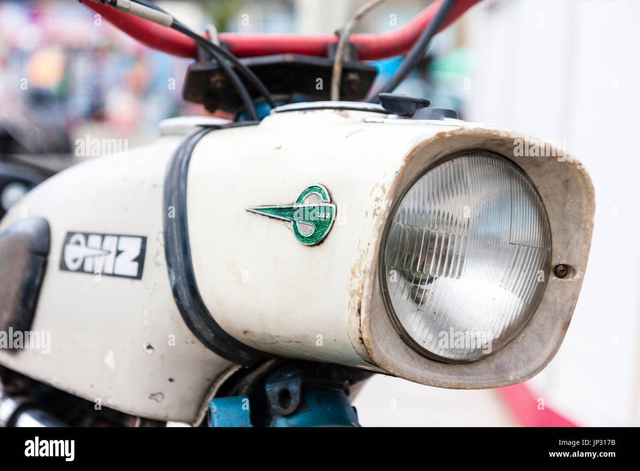 Ddr-Fahrrad, OMZ. Nahaufnahme Detail der Scheinwerfer, die mit dem grünen OMZ Logo auf der Seite. Stockfoto