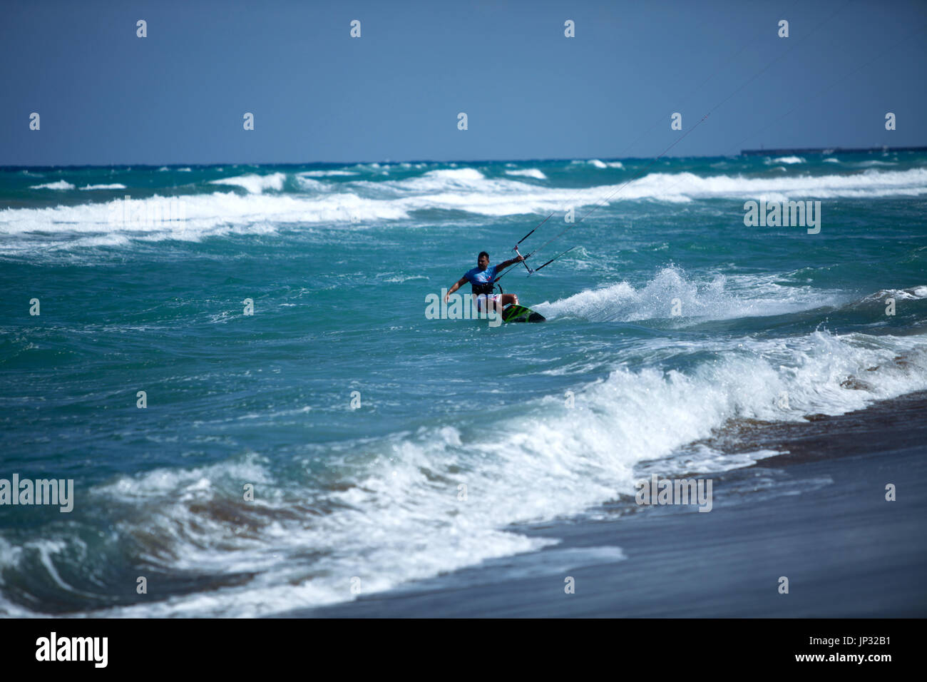 Europa, Griechenland, Kreta - ein Kitesurfer springen in die Wellen Stockfoto