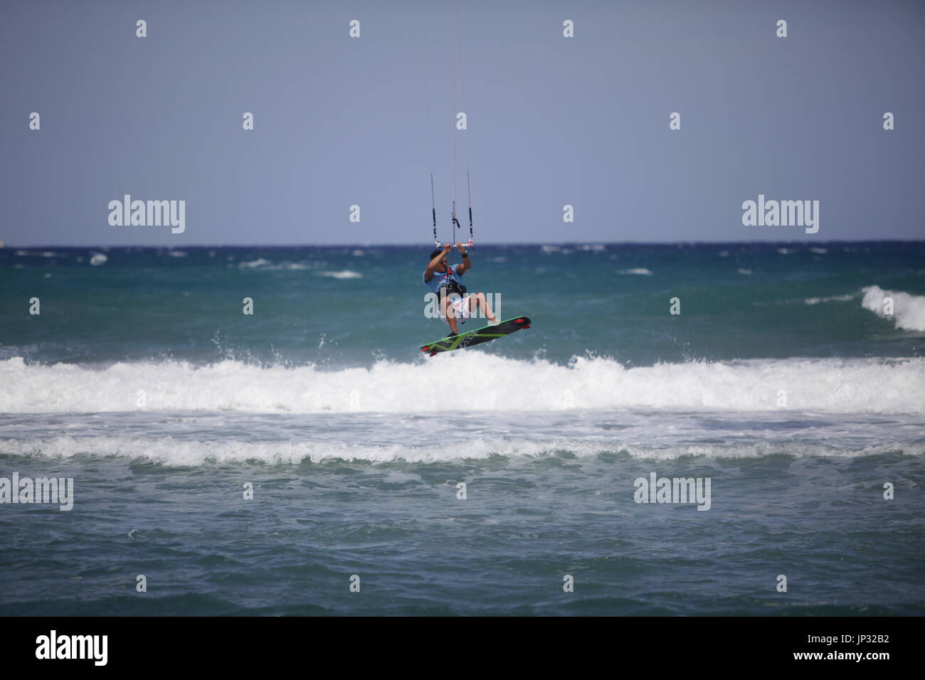 Europa, Griechenland, Kreta - ein Kitesurfer springen in die Wellen Stockfoto