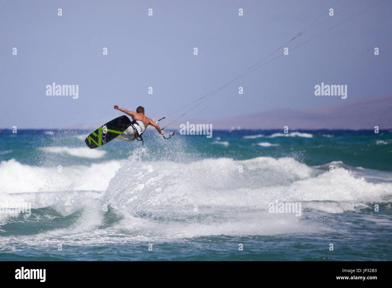 Europa, Griechenland, Kreta - ein Kitesurfer springen in die Wellen Stockfoto