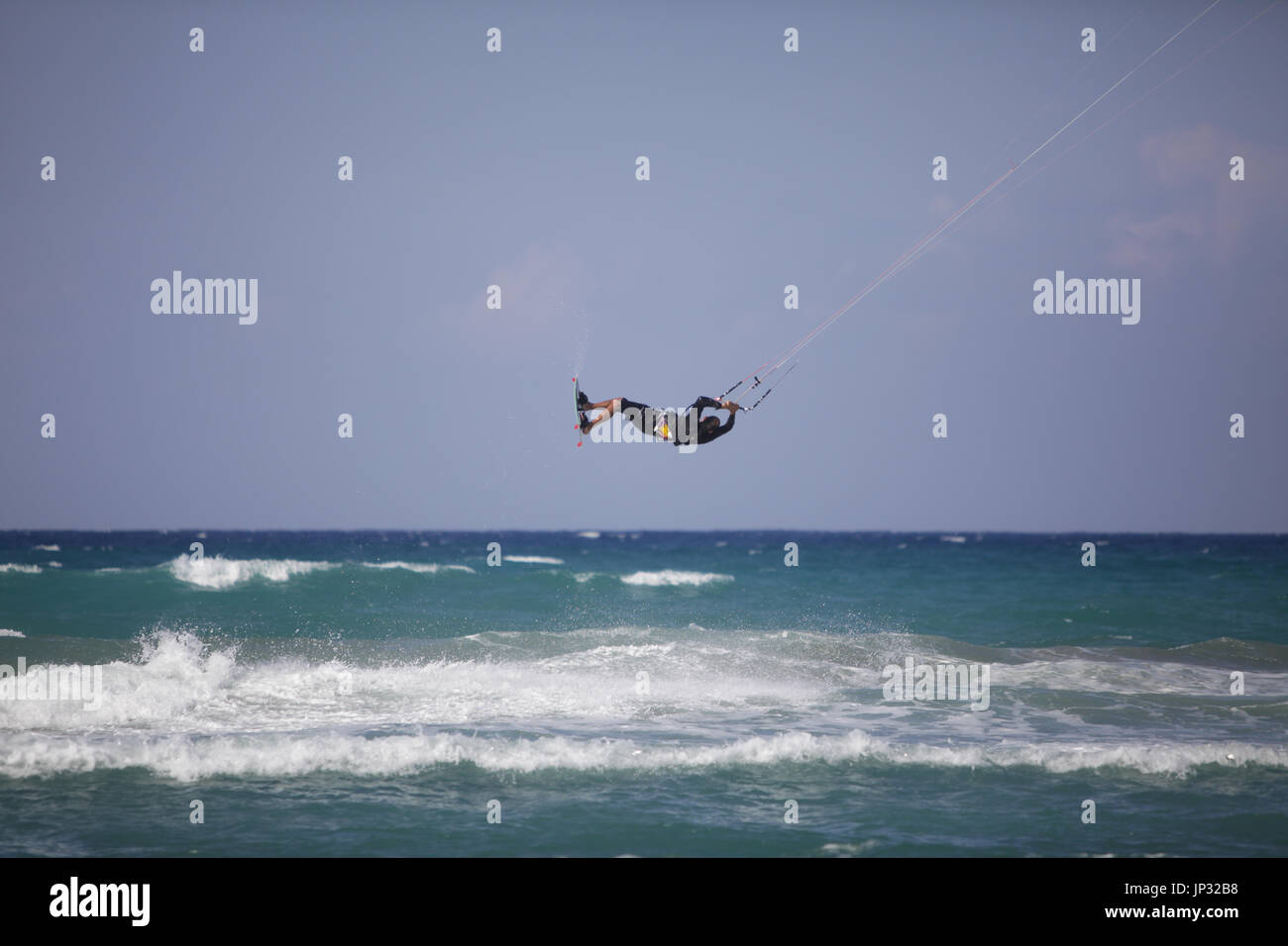 Europa, Griechenland, Kreta - ein Kitesurfer springen in die Wellen Stockfoto
