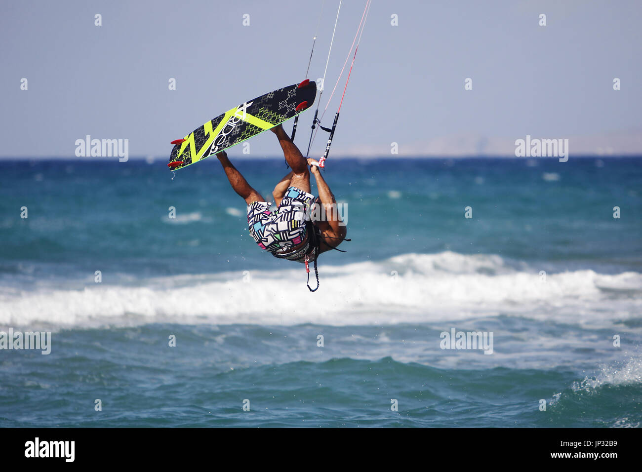 Europa, Griechenland, Kreta - ein Kitesurfer springen in die Wellen Stockfoto