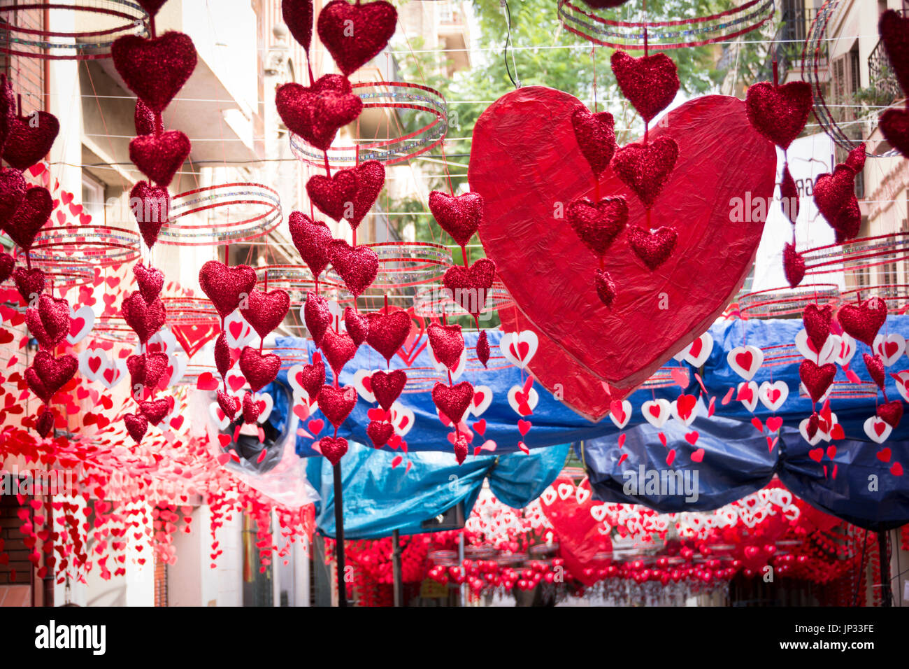 Rote Herzen hängen und bewegt sich in Nachbarschaft Festival der Stadtteil Gracia in Barcelona. Geeignet für Valentinstag oder Liebe Ideen. Stockfoto