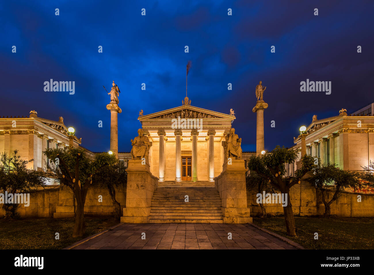 Nachtansicht des Hauptgebäudes der Akademie von Athen, Athen, Attika, Griechenland Stockfoto