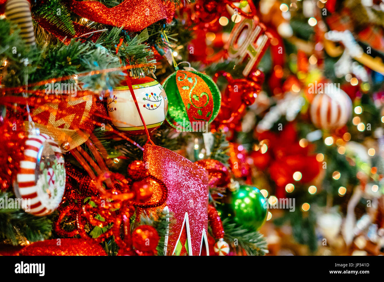 Christbaumschmuck und Lampen hängen an einem traditionellen Weihnachtsbaum während der Weihnachtszeit. Stockfoto